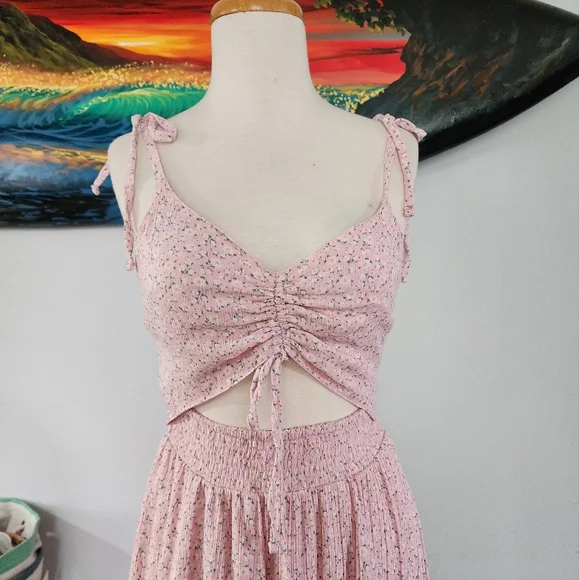 HOLLISTER HI-LO CUT OUT DRESS - Picture 16 of 16